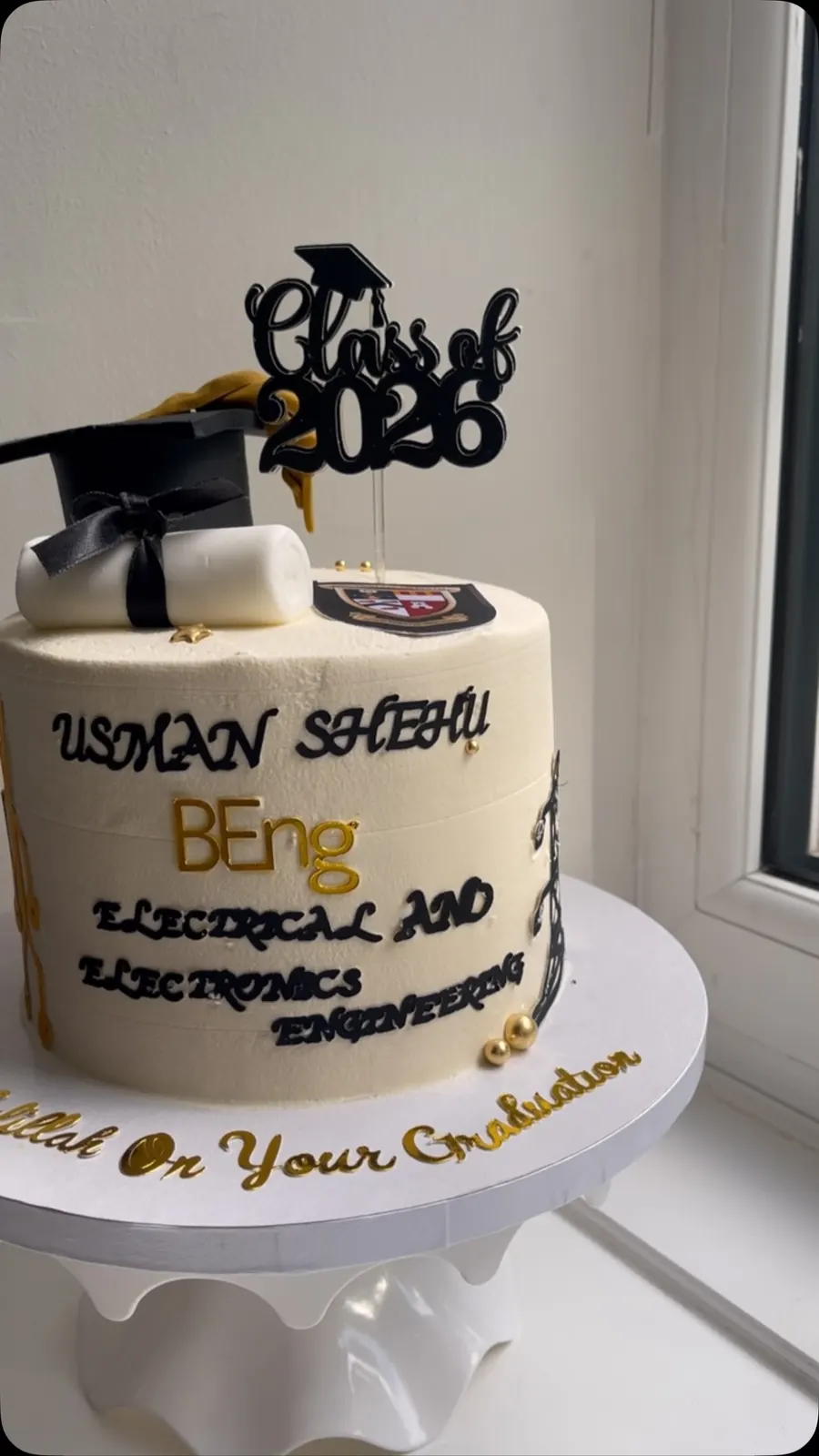 Class of 2026 graduation cake with mortarboard and degree lettering