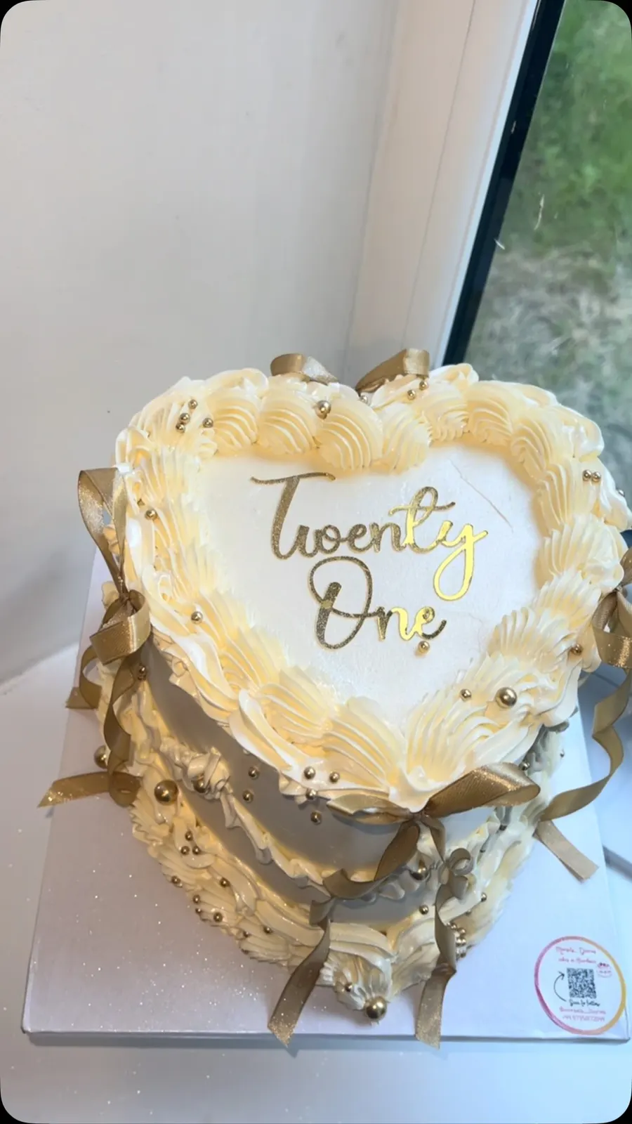 Vintage piped heart cake for a 21st birthday