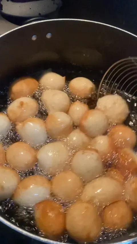 Puff puff frying golden