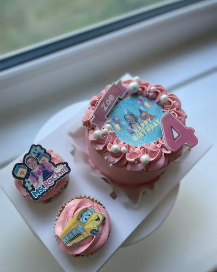 Bento + 2 Cupcakes