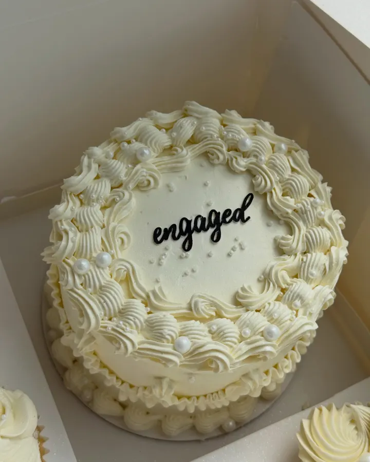 Wedding & Engagement Cake